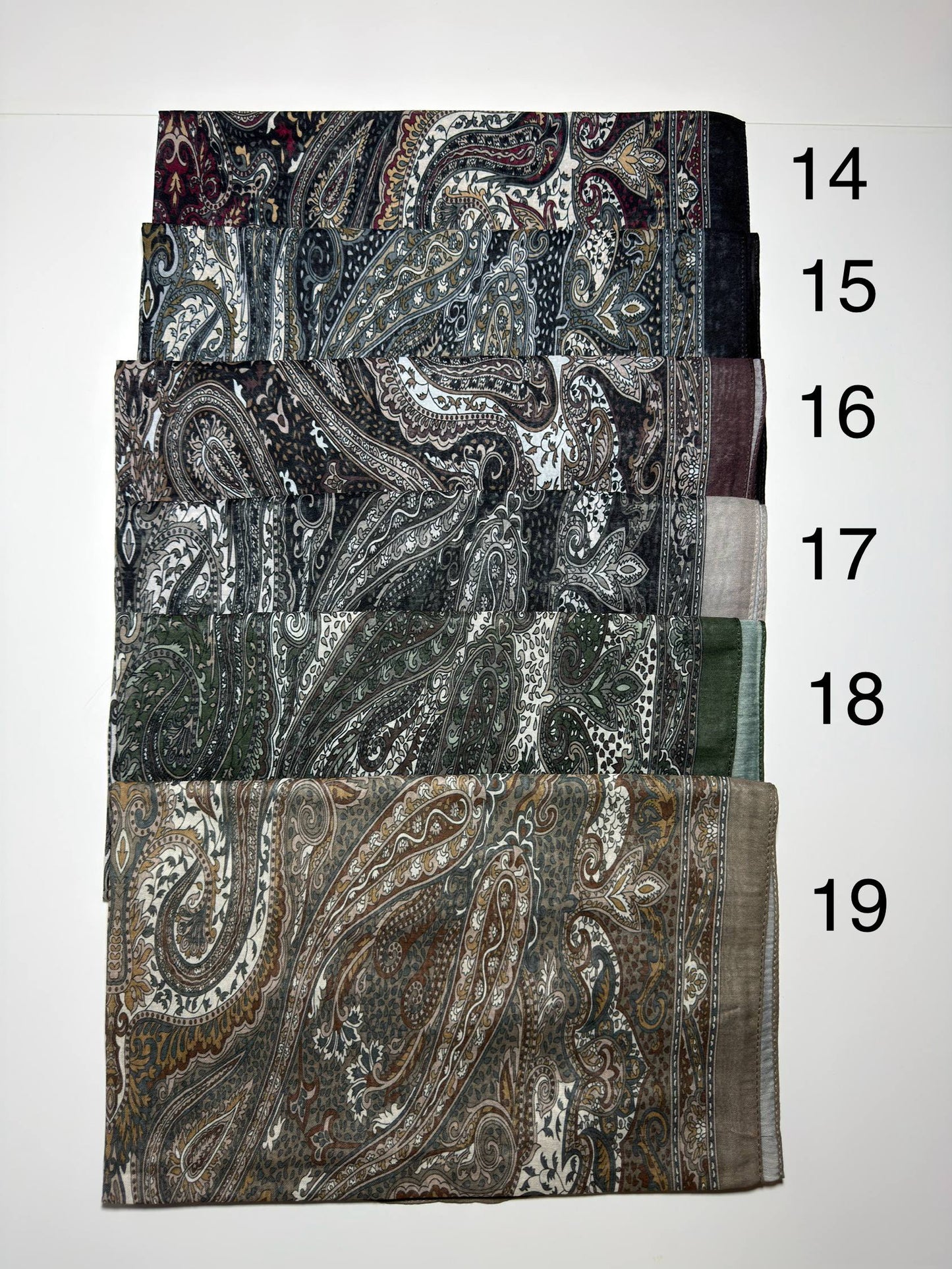 Weicher Schal mit ethnischem Muster