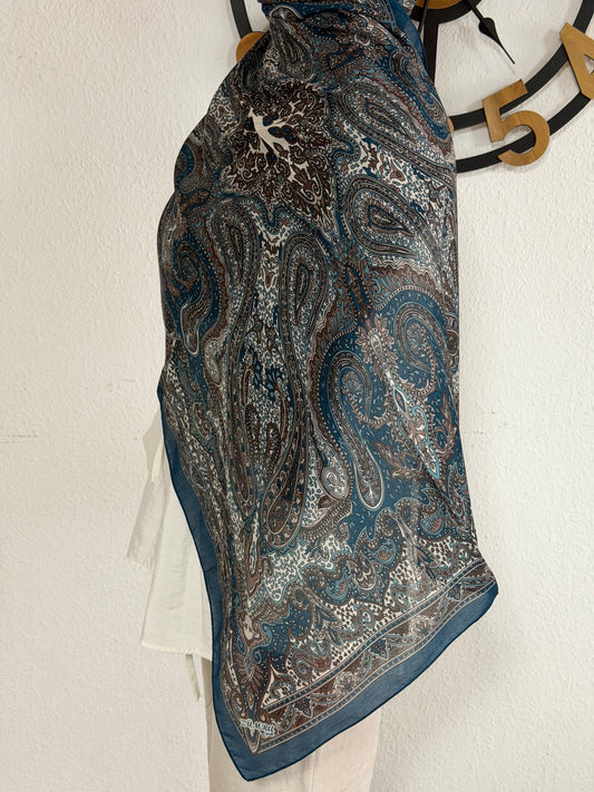 Weicher Schal mit ethnischem Muster